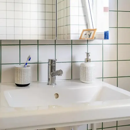 Modern 1-bed With Big Balcony Near Beaches *