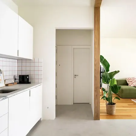 Modern 1-bed With Big Balcony Near Beaches *