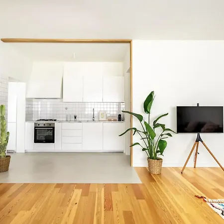 Modern 1-bed With Big Balcony Near Beaches *