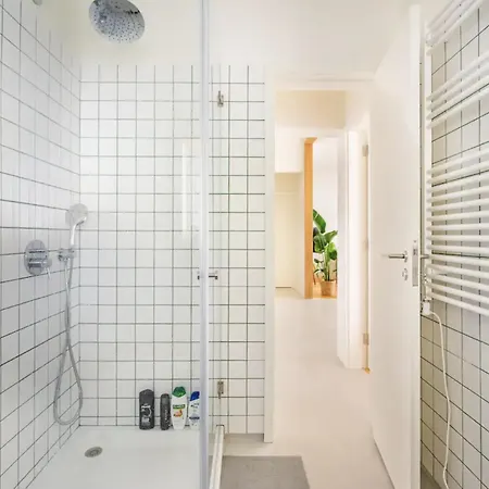 Modern 1-bed With Big Balcony Near Beaches *