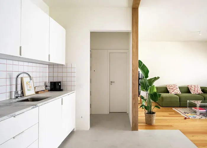 Modern 1-bed With Big Balcony Near Beaches *