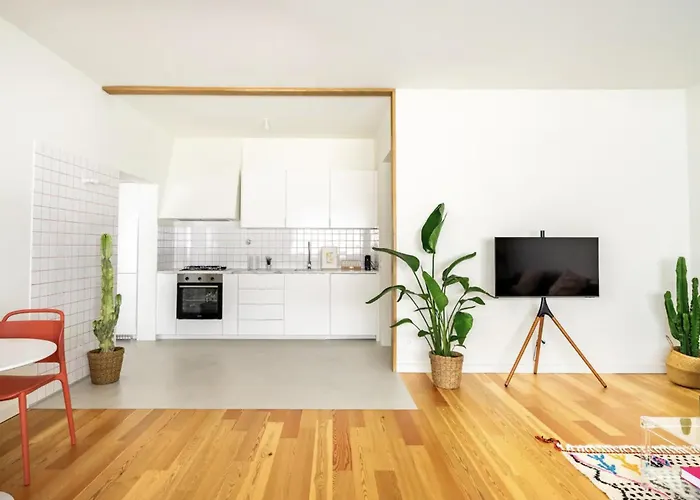 Modern 1-bed With Big Balcony Near Beaches *