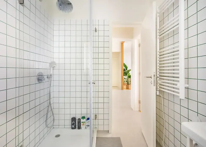 Modern 1-bed With Big Balcony Near Beaches *