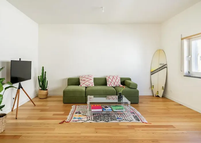 Modern 1-bed With Big Balcony Near Beaches *